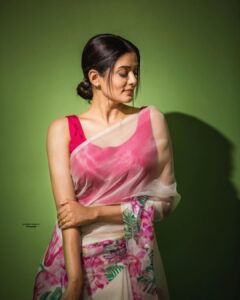 Priyamani Instagram - Reigning my love for the timeless classic by @rubabbyranjam !! Styled by none other than my favouritest louuu @mehekshetty ❤️❤️❤️❤️..pictures courtesy my favourite @sandeepgudalaphotography ❤️.. makeup and hairstyle by my favourites @pradeep_makeup and @shobhahawale ❤️.. #dheekingsvsqueens #etv #sareelove #wildcardwednesday #dontmissout‼️