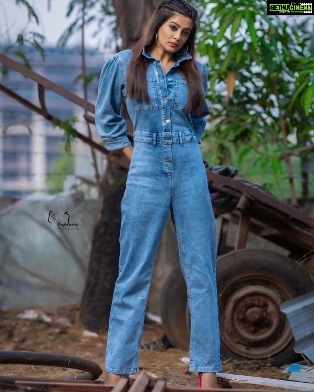 Priyamani Instagram - All hail my louuuuuuliest louuuuuuuu @mehekshetty for styling me so well in this super cool denim jumpsuit by @freakinsindia ❤️❤️ thank you @v_capturesphotography for the awesome pictures ❤️❤️..makeup and hairstyle by my favourites @pradeep_makeup and @shobhahawale ❤️❤️ personal assistant @kakarla.p !! #etv #dheekingsvsqueens #lovemyjob #dontmissout‼️