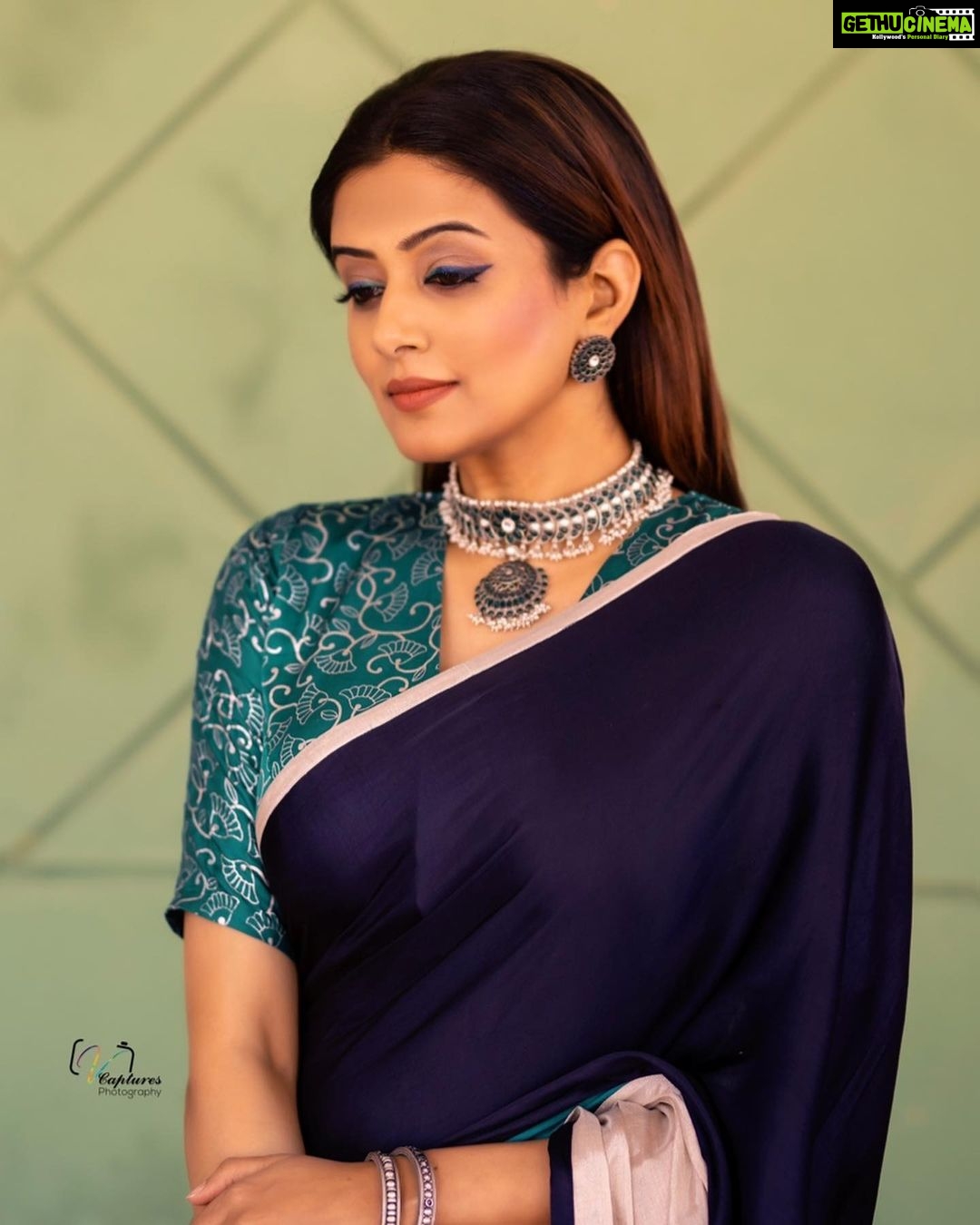 Priyamani Instagram - A saree is a timeless fashion that refuses to retire ❤️❤️❤️ thank you my louuuuu @mehekshetty for styling me so well in this gorgeous saree by @uddstories ❤️❤️...thank you @niyathi_by_seema_sindhu for this gorgeous jewellery set 🙏🏻🙏🏻🙏🏻❤️❤️❤️ thank you @v_capturesphotography for these amazing pictures 🙏🏻🙏🏻.. makeup and hairstyle by my favourites @pradeep_makeup and @shobhahawale ❤️❤️..personal assistant @kakarla.p ... #dheekingsvsqueens #etv #dontmissout‼️ #lovemyjob❤️