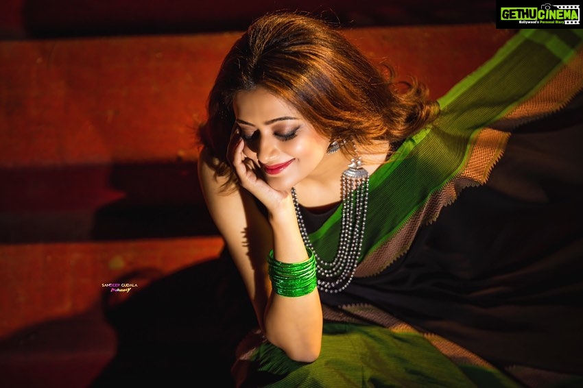 Priyamani Instagram - Thank you my louuuuu @mehekshetty for styling me so well in this gorgeous saree by @feathersbtq ❤️❤️❤️ thankyou @jewelleryhoard for this gorgeous set!!! @sandeepgudalaphotography thank you for the amazing pictures ❤️❤️❤️ ..makeup and hairstyle by my favourites @pradeep_makeup and @shobhahawale ❤️❤️ personal assistant @sai_siddhu022 #chemistryteacher #dheekingsvsqueens #etv #dontmissout‼️ #oneofmyfavouritelooks
