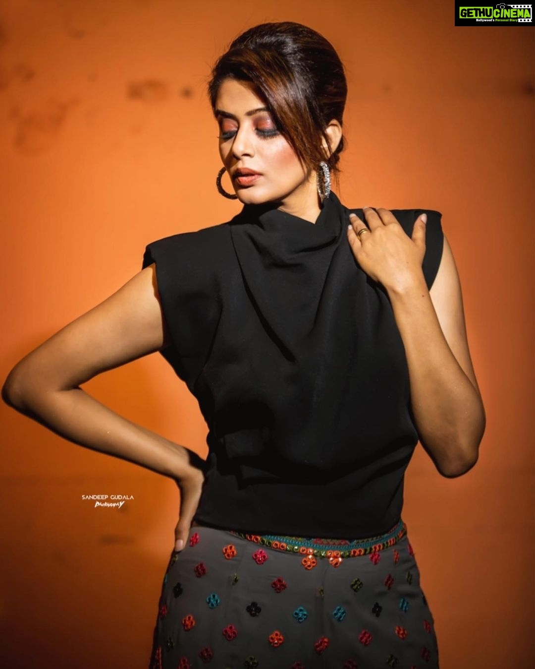 Priyamani Instagram - Thank you my louuuuuu @mehekshetty for styling me so well in this awesome top by @zara and this gorgeous pant by @niku_thelabel ❤️❤️thank you my fav @sandeepgudalaphotography for these amazing pictures❤️..makeup and hairstyle by my absolute favourites @pradeep_makeup and @shobhahawale ❤️❤️ personal assistant @sai_siddhu022 #dheekingsvsqeens #etv #dontmissout‼️ #lovemyjob