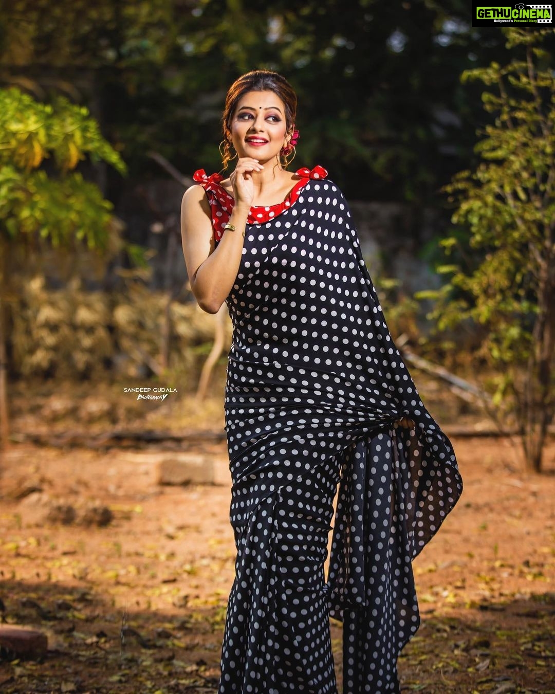 Priyamani Instagram - The “old” ones are the best....”old jeans,”old” boots , “old friends” , “old” tunes and “old” times..... Take a trip with us and revisit the golden era in this retro themed round ...thank you you louuuuuu @mehekshetty for styling me so well in this gorgeous saree by @being_a_designer_ ❤️❤️...thank you @sandeepgudalaphotography for the awesome clicks as usual❤️❤️..makeup and hairstyle by my favourites @pradeep_makeup and @shobhahawale ❤️❤️...personal assistant @sai_siddhu022 #dhee13kingsvsqueens #etv #retrostyle #goldenera #tripdownmemorylane❤️ #dontmissout