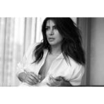 Priyanka Chopra Instagram - 🖤 . 📷: @sebkimstudio @vanityfair