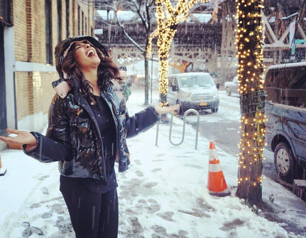 Priyanka Chopra Instagram - Snow.. my friends here.. ❄️☃️🌨❤️😍💋🙏🏼 #Snowday #smilesallaround #lastweekoffilming #NYCschedule #quantico New York, New York