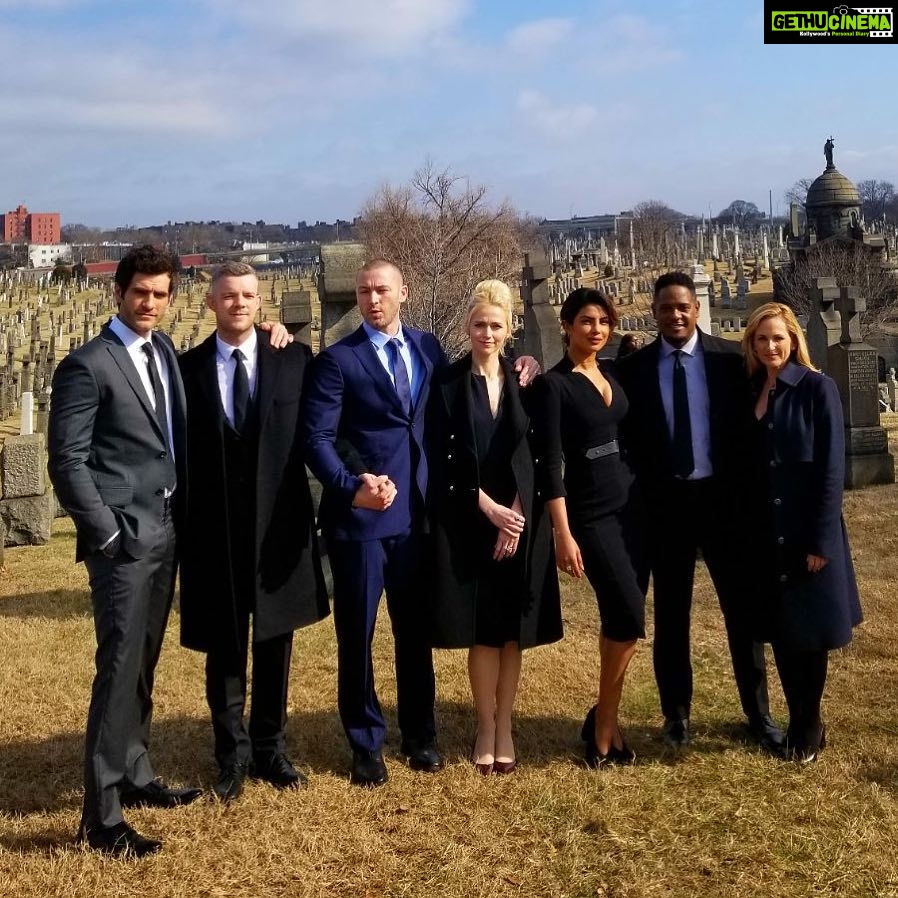 Priyanka Chopra Instagram - So that’s a #Squad ! @abcquantico @themarleematlin @blairunderwood_official @alanpowell10 @thejohannabraddy @russelltovey and @jakeamclaughlin and his pout face! 🤣❤️ #Quantico3 coming back #april26 10|9 c New York, New York