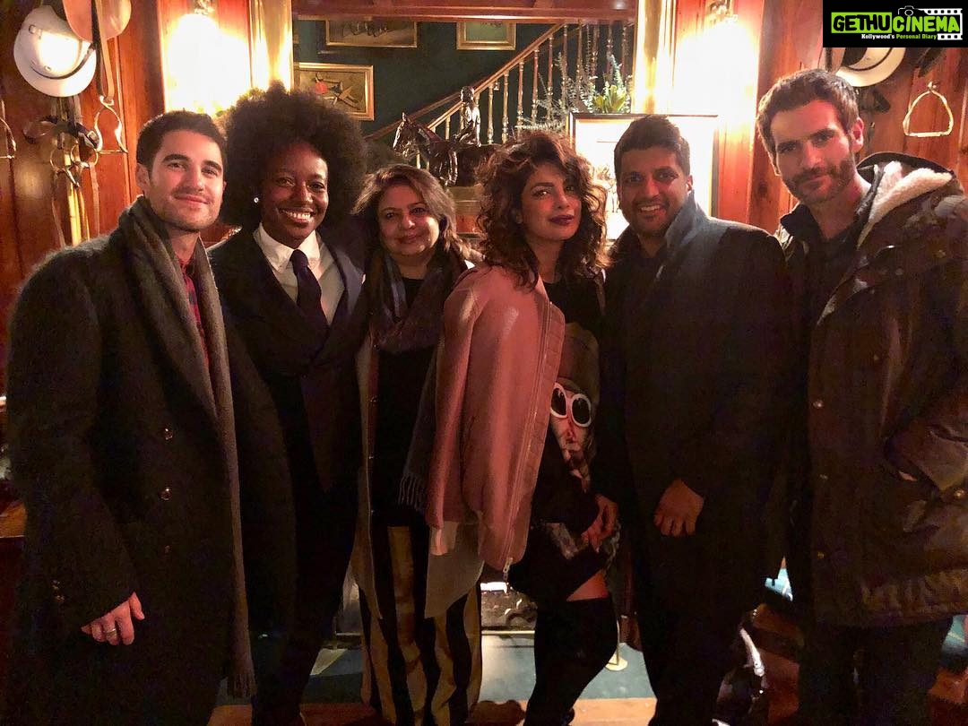Priyanka Chopra Instagram - Fun night with fun people! Congrats @darrencriss on the premiere of @americancrimestoryfx I can’t wait to catch it. ❤️ @madhumalati @maneeshkgoyal @alanpowell10 @nellcan