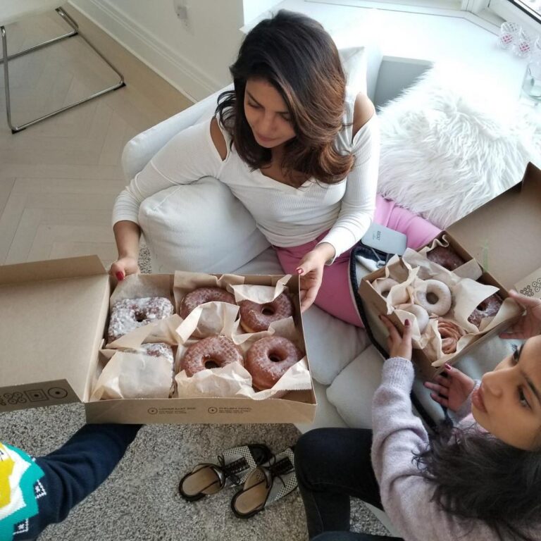 Priyanka Chopra Instagram - The look of desire.. #cheatday #doughnuts ❤️ #famjam #cuddlepuddle New York, New York