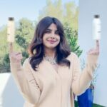 Priyanka Chopra Instagram - We’re all anomalies in our own way…so tell or show me what makes YOU one! This is mine 😉 Share your video and tag me + @anomalyhaircare for a chance to be reposted on Anomaly’s feed! 🎥: @vfx_monkey
