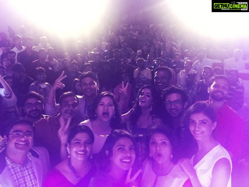 Priyanka Chopra Instagram - My final #YaariChiSelfie with the entire #KaayReRascalaa team and the wonderfully sporty press folks in Mumbai! Love being back! Film in theatres today! @madhuchopra @siddharthchopra89 #KunickaaSadanand @gauravghatnekar @nihargite @bhagyashreemote @i_acheko #AishwaryaSonar #NikhilRatnaparkhi #SupriyaPathare