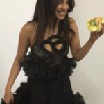 Priyanka Chopra Instagram – Hahaha I do love my burgers! Thank you @marieclairemag for sending me this clip! Hilarious #ChopraDontPlay #redcarpetdiet #CoutureFeast #Gucci