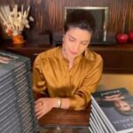 Priyanka Chopra Instagram - Over here signing away for you lovely people who have bought tickets for my U.S. virtual book tour! 😘 Don’t worry, there’s still time to get your tickets and have a chance to receive a personally signed copy of #Unfinished...but hurry, only while supplies last! Head to the link in my bio to get yours. 🎥 by @vfx_monkey