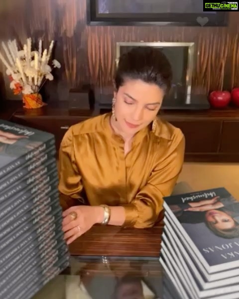 Priyanka Chopra Instagram - Over here signing away for you lovely people who have bought tickets for my U.S. virtual book tour! 😘 Don’t worry, there’s still time to get your tickets and have a chance to receive a personally signed copy of #Unfinished...but hurry, only while supplies last! Head to the link in my bio to get yours. 🎥 by @vfx_monkey