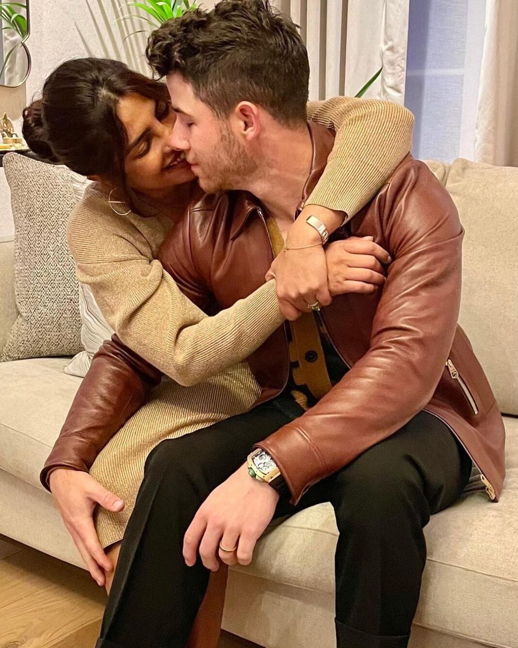 Priyanka Chopra Instagram - So much to be grateful for. Friends, family.. I love you @nickjonas ❤️✨ happy thanksgiving to everyone celebrating 🥳 London, United Kingdom