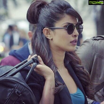 Priyanka Chopra Instagram - Maein zindagi ka saath nibhata chala gaya.Har fikar ko dhuen mein udata chala gaya.Barbadiyon ka shok manana fizul tha.Barbadiyon ka jashan manata chala gaya
