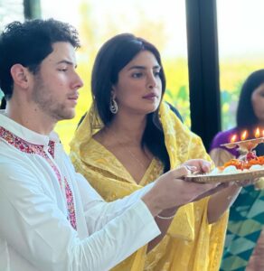 Priyanka Chopra Instagram - या देवी सर्वभूतेषु लक्ष्मी रूपेण संस्थिता। नमस्तस्यै नमस्तस्यै नमस्तस्यै नमो नमः

With the blessings of Goddess Mahalakshmi we invite Her grace and abundance into our home.
Happy Diwali 🪔

📸 @maneeshkgoyal