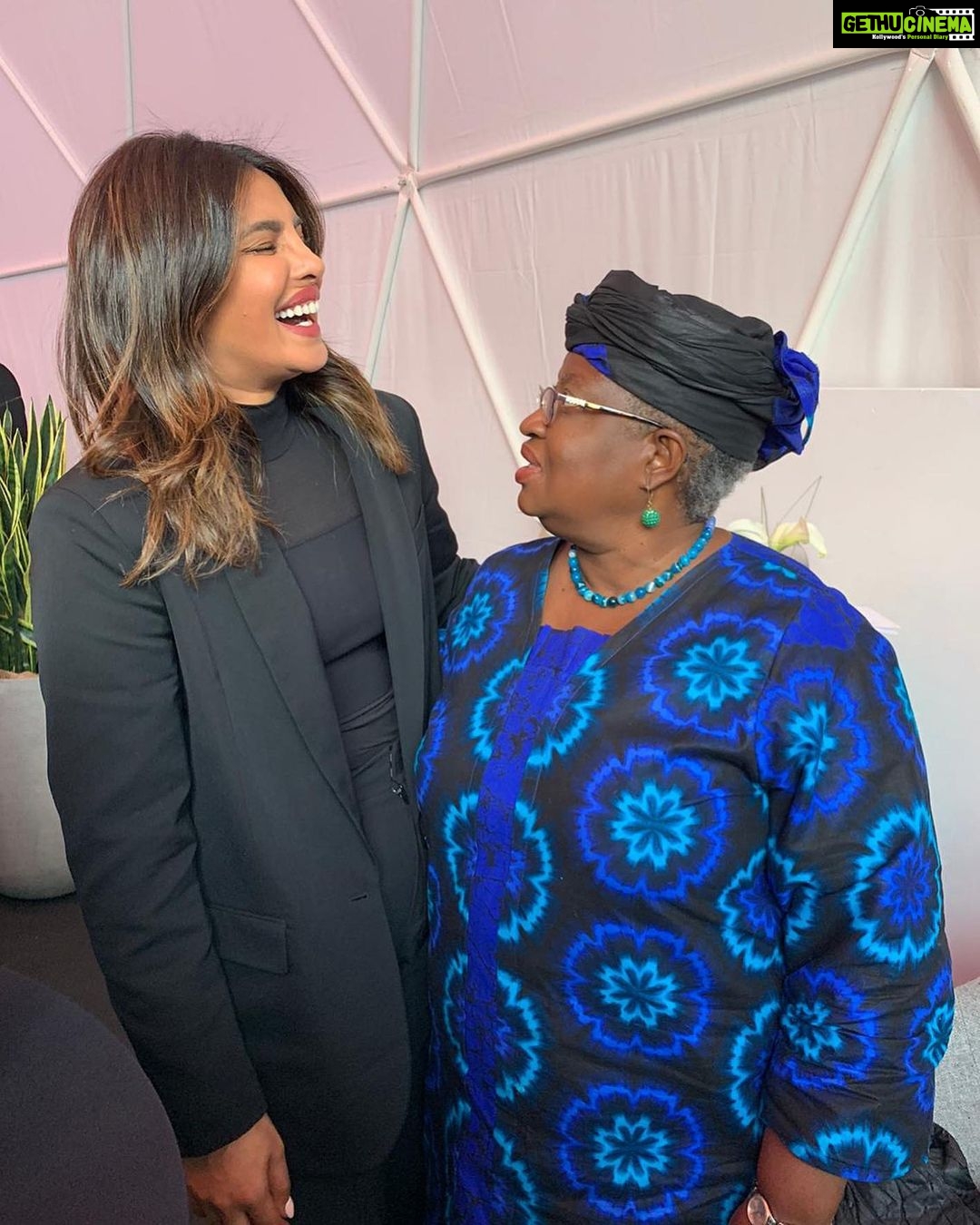 Priyanka Chopra Instagram - Dr. Ngozi chairs the board of Gavi, the Vaccine Alliance which has helped immunize more than 760 million children and saved 13 million lives since 2000. She is truly doing God’s work. Dr. Ngozi is Nigeria’s former Minister of Finance, an economist, international development expert and the Chair of @gavialliance. This is an incredible organization and the proof is in the numbers. With organizations like Gavi and their amazing partners like @unicef and @who, we can eradicate extreme poverty. Please support Gavi and the amazing work they do by signing the petition at @GlblCtzn. 🌎 🤝 #WEF2020 Glaris, Graubunden, Switzerland