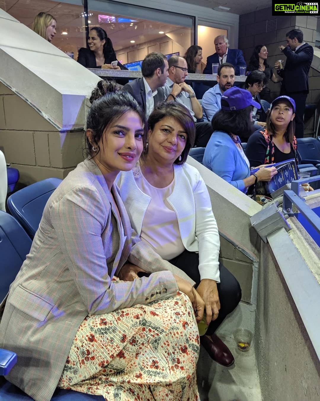 Priyanka Chopra Instagram - Amazing to watch @serenawilliams at her 100th US Open win! Legend! Also always a fun time with this girl @madhumalati! US Open Tennis Championships