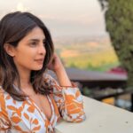 Priyanka Chopra Instagram - Under the Tuscan ☀️ #teampixel 📷: @nickjonas