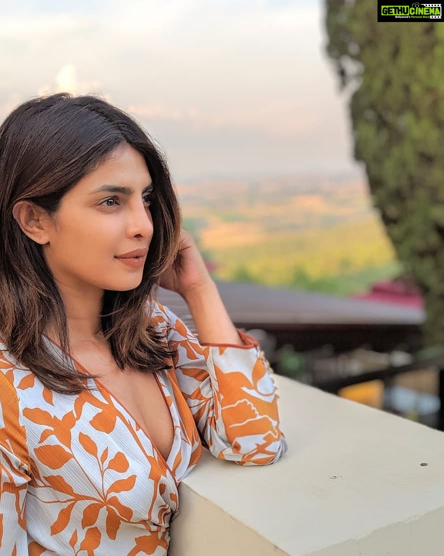 Priyanka Chopra Instagram - Under the Tuscan ☀️ #teampixel 📷: @nickjonas