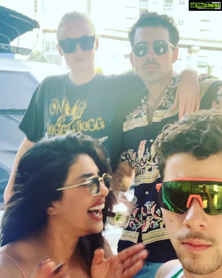 Priyanka Chopra Instagram - When Bollywood music kicks in.. #tareefan #kareenakapoor @sonamkapoor @badboyshah ❤️ @nickjonas @joejonas @sophiet Miami Beach, Florida