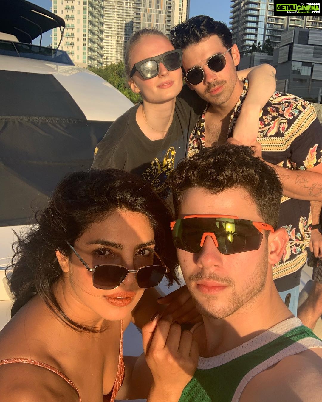 Priyanka Chopra Instagram - Best day off ever!!! @nickjonas @joejonas @sophiet #jsisters ❤️☀️🙌🏽🎉 Miami, Florida