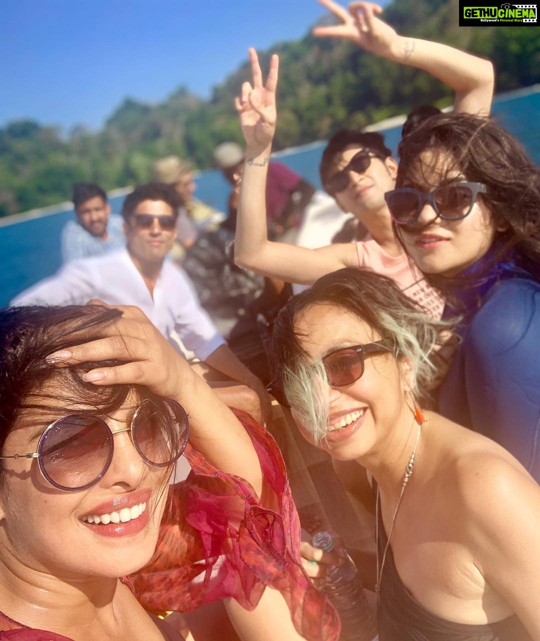 Priyanka Chopra Instagram - Our sky is pink.. @faroutakhtar @rohitsaraf10 @zairawasim_ @shonalibose_ ❤️ India