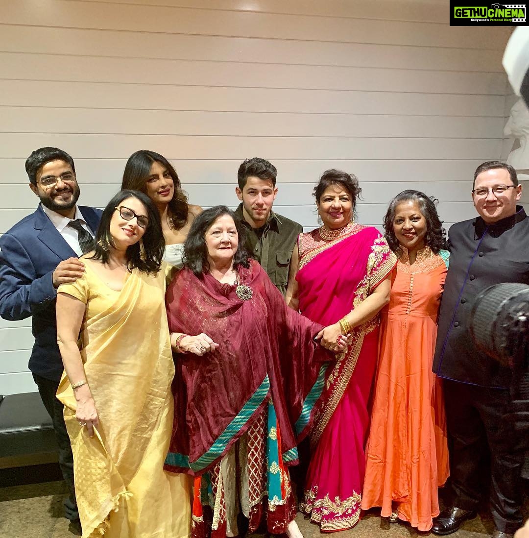 Priyanka Chopra Instagram - Fam jam. Thank you @nelliessouthernkitchen @mamadjonas @papakjonas for a wonderful reception! We love you! This was amazing ❤️💋😍 Charlotte, North Carolina