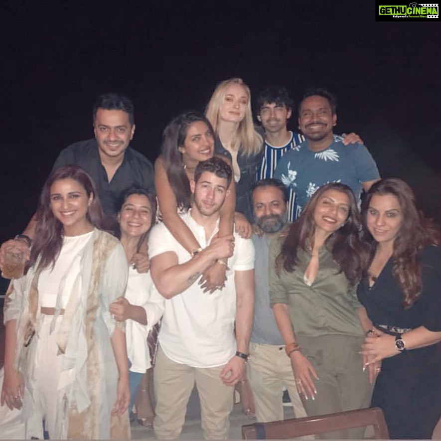 Priyanka Chopra Instagram - Friends.. family.. ❤️ Mumbai, Maharashtra