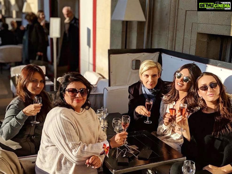 Priyanka Chopra Instagram - je t'aime paris 🥂 @madhumalati @chanchal_dsouza @melitatoscan @mimi Paris, France