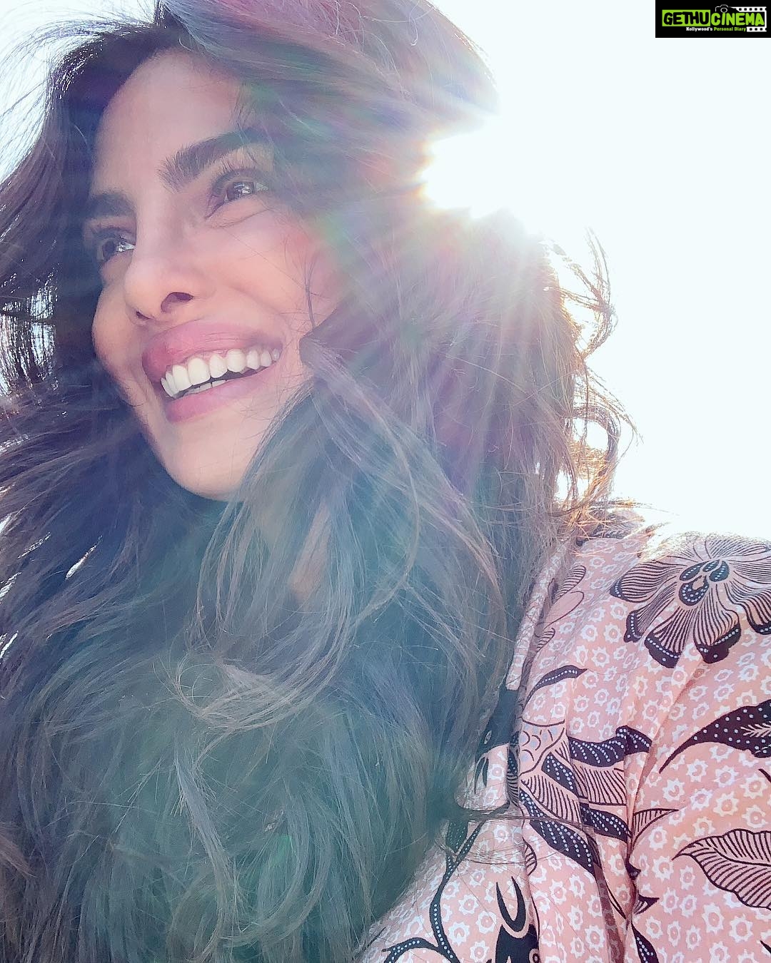 Priyanka Chopra Instagram - Cause the sun always shines on me... #onsetshenanigans ☀️#hairfordays Jama Masjid, Delhi