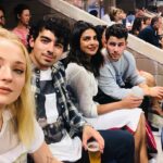 Priyanka Chopra Instagram – It’s a #famjam at the #usopen 💋🎉❤️ @nickjonas @sophiet @joejonas @madhumalati New York, New York