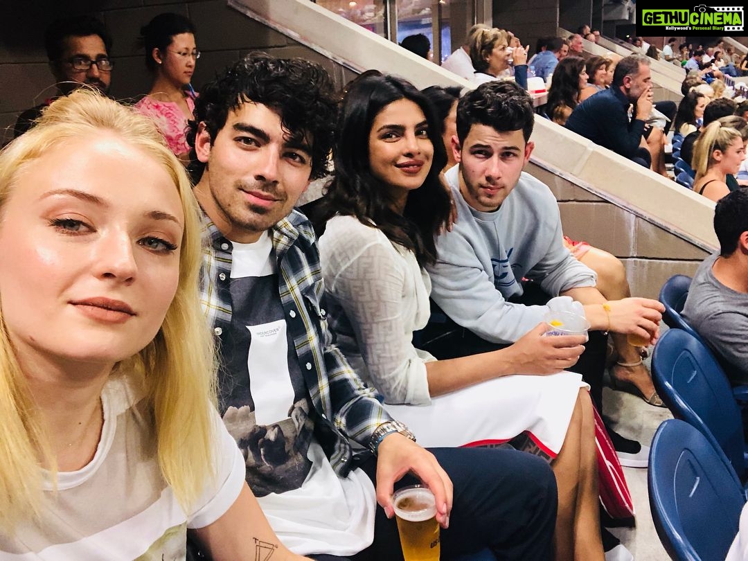 Priyanka Chopra Instagram - Itβs a #famjam at the #usopen ππβ€οΈ @nickjonas @sophiet @joejonas @madhumalati New York, New York