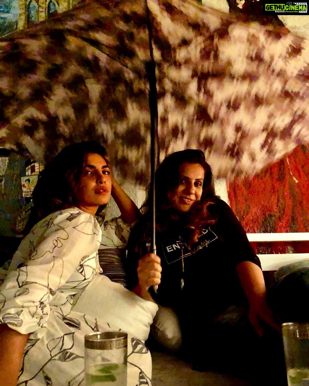 Priyanka Chopra Instagram - Posers.. @mamtaanand10 #rainynights 🌧❤️ Mumbai, Maharashtra