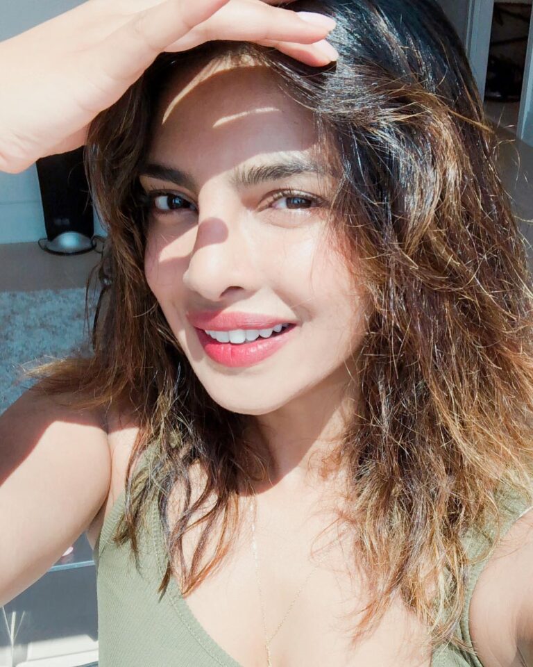 Priyanka Chopra Instagram - Summer sun makes me happy...you make me happy...❤️💋🙌🏽 thank you for the 25 million love...grateful and blessed! New York, New York