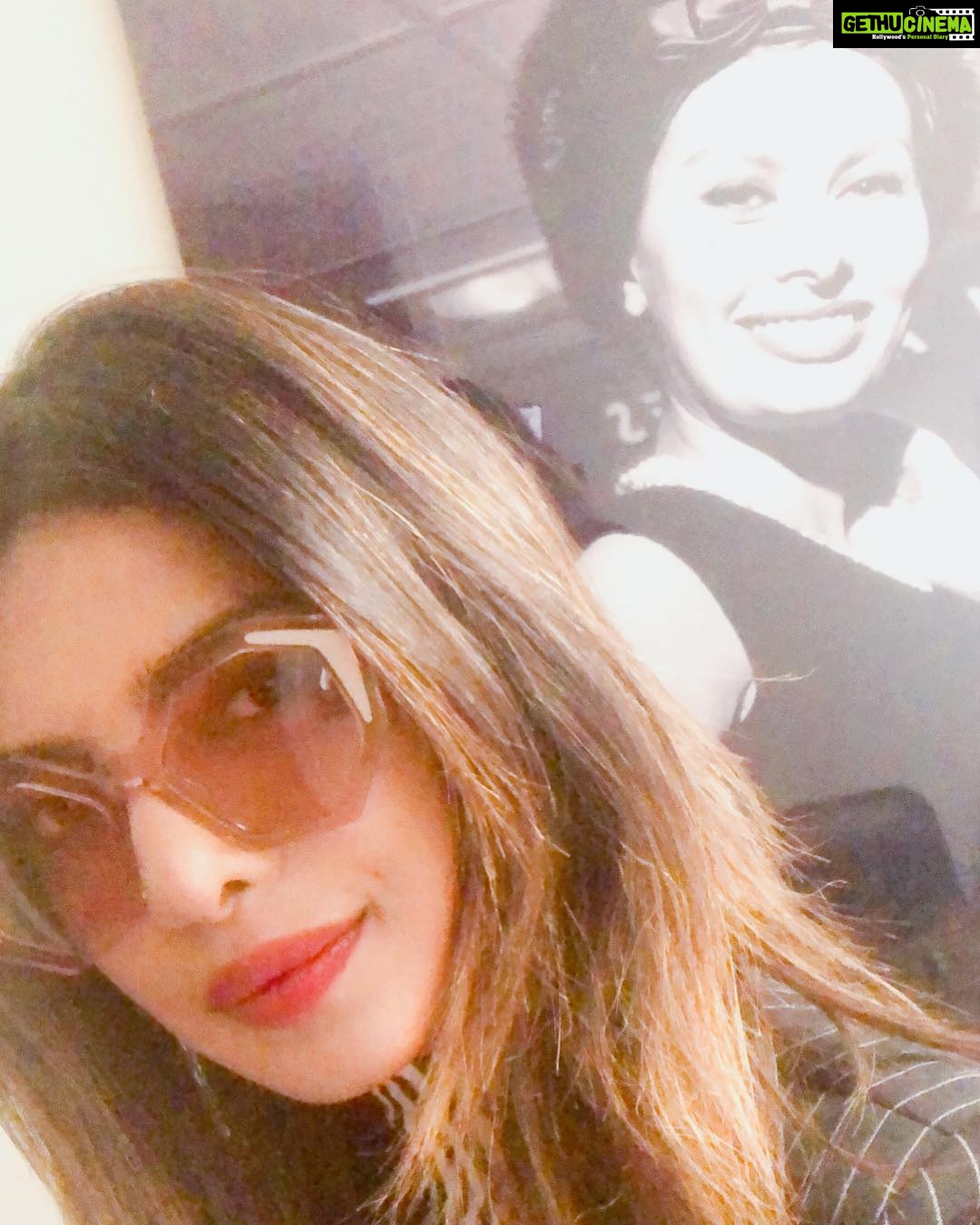 Priyanka Chopra Instagram - Just us girls.. #goals ❤️💋