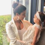 Priyanka Chopra Instagram – She just knows… @sky.krishna #family 👩‍👧❤️