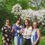 Priyanka Chopra Instagram - Spring!!! 🌸 @tam2cul @madhumalati @vimlaakhouri @diariesofdiana #icecream #family pic credit @sudeepdutt New York, Central Park