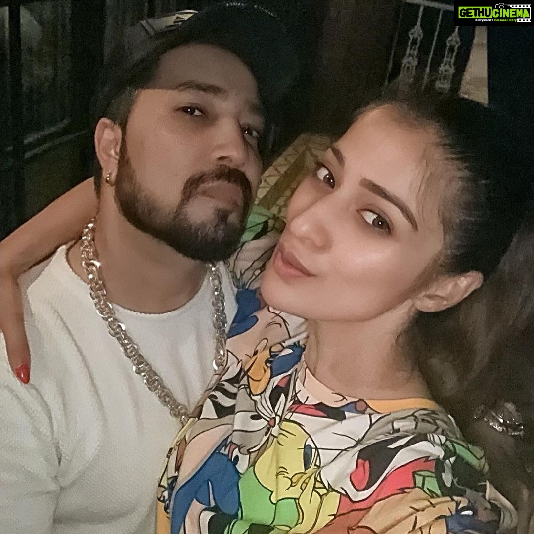 Raai Laxmi Instagram - Happiest birthday rockstar !🎂 @mikasingh May u keep rocking and keep entertaining us with ur bundle of talent and lots of hit tracks in future ! Stay the way ur like always ! have a fabulous year ahead 🥳sorry cant make it for ur bday bash🙈will see u soon lots of love cheers 🥳🍻