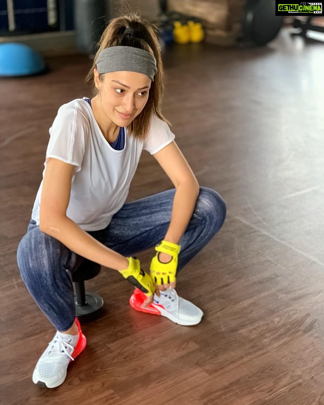 Raai Laxmi Instagram - Every workout counts ποΈββοΈ When u canβt lift the dumbbell sit on the dumbbell ππ #patienceispower π