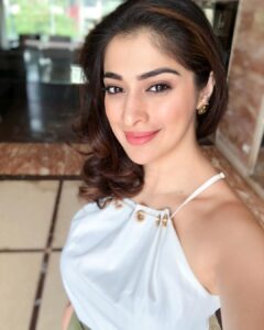 Raai Laxmi Instagram - Thank u to all my fans & media for the constant support n appreciating my work in #julie2 means a lot ! 🙏🌹😘 much love to all ❤️