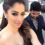 Raai Laxmi Instagram – Look whoz busy N always on his toes to make sure my outfit N looks r in place 😉😘✨ @terrencelobo  @ashley_rebello ?#julie2 #sweethearts 😘😘😘❤️