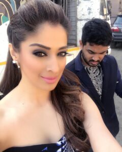 Raai Laxmi Instagram - Look whoz busy N always on his toes to make sure my outfit N looks r in place 😉😘✨ @terrencelobo @ashley_rebello ?#julie2 #sweethearts 😘😘😘❤️
