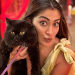 Raai Laxmi Instagram – LOOK 👀🤩
I have a visitor on set 😍🐱🐈‍⬛

#cutie #mostgentle #petlover #OnSet #RowdyBaby #shooting #LastSchedule #Cantwait #Tamil #BehindTheScenes