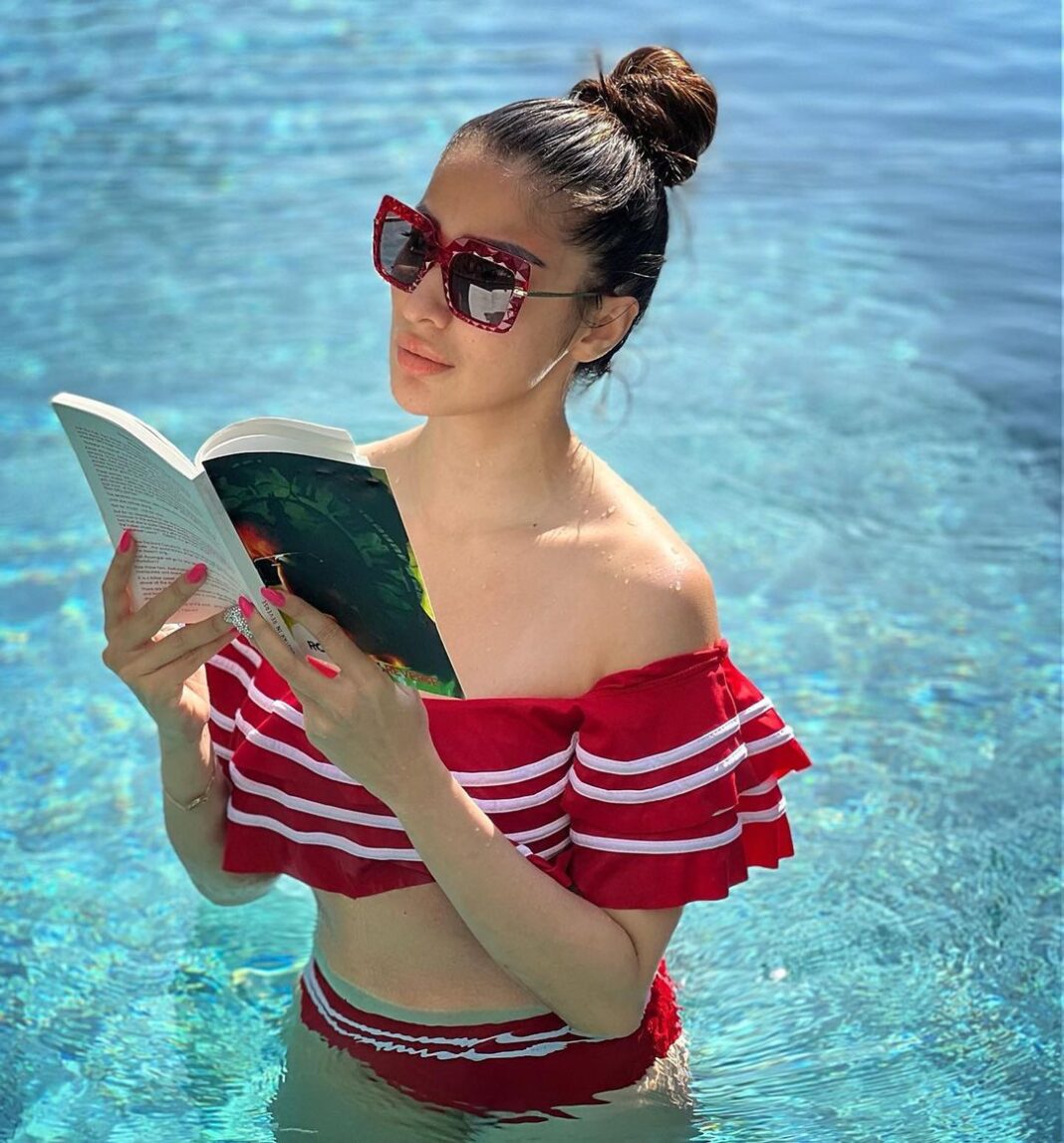 Raai Laxmi Instagram - Only a bookworm like me will understand my feeling and the picture.🤣🤣🤣🤣🤣 bas ke diya 🙈❤️ don’t know wat I read but I promise I read 😀😝 pinky promise 😉❤️