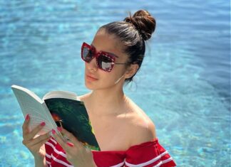 Raai Laxmi Instagram - Only a bookworm like me will understand my feeling and the picture.🤣🤣🤣🤣🤣 bas ke diya 🙈❤️ don’t know wat I read but I promise I read 😀😝 pinky promise 😉❤️