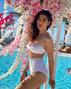Raai Laxmi Instagram - Simple pleasures of life 💕 #NatureGirl 

#lovewater #bluewater #bluesea #sand #sun 😍💕