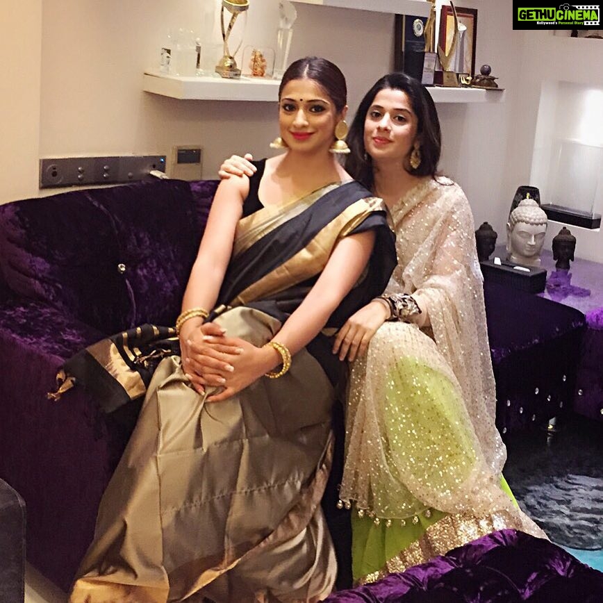Raai Laxmi Instagram - Diwali time with my sissy.....😘❤️💥 #festival #friends #family #happydiwali #colourful #puja God bless 😇