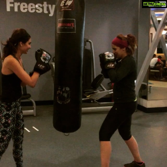 Raai Laxmi Instagram - Wat a kick ass workout sessionπͺπ» bestiess working out together after a long time ! Best way to burn fats motivating each other ππͺπ» @karishmaktanna thanks to our great trainer @abhishek.chatterjee.980 for putting up with us at a time π but we were a good student today following watever he said #functional training #hardcore #enjoyed #drained out #energy KT is in full form πππ¨πβ€οΈ