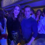 Raai Laxmi Instagram – Happiest bday to the wonderful person @beingsalmankhan 🎉🥳🎂 may u have the best of everything lots of love cheers 🍻❤️ #happybdaaybhai #happybirthdaysalmankhan