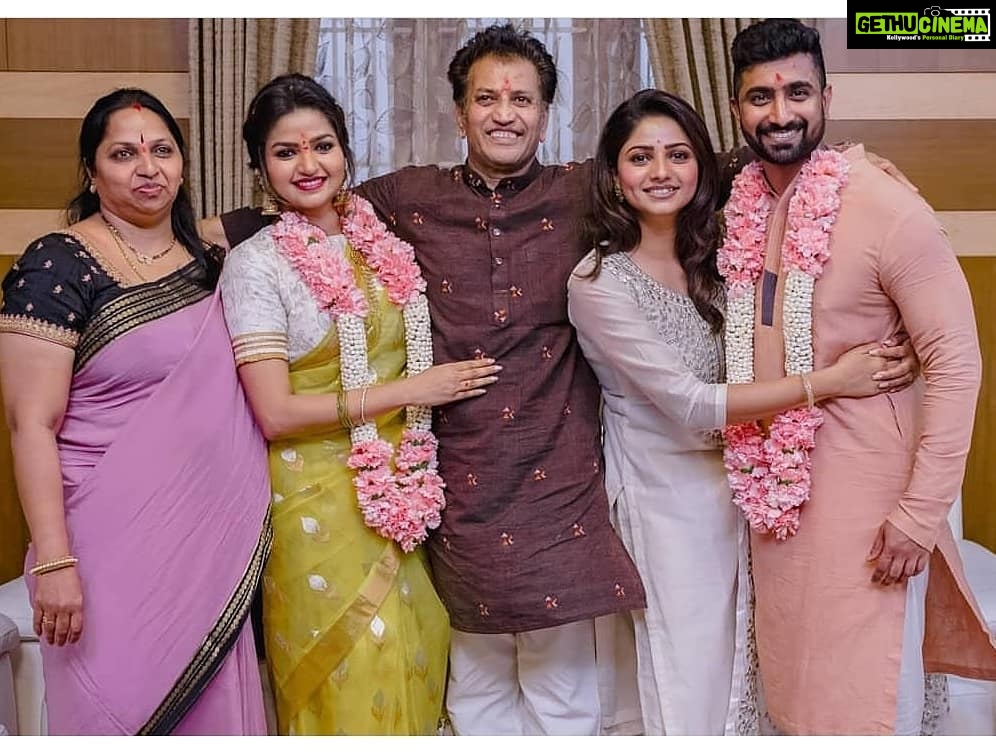 Rachita Ram Instagram - ❤️ನಮ್ಮ ಮುದ್ದಾದ ಕುಟುಂಬ....🙈😘 . . . . . . . #nammasandalwood #sandalwoodadda #ashikarangnath #RachitaRam #kannada #sandalwoodactress #nabhanatesh #Gorgeous #SouthIndian #Karnataka #KannadaActress #Indian #payalsharma #Tollywood #TollywoodActress #sandalwood #teluguactress #Mysore #kfi #radhikakumarswamy #rashmika_mandanna #rachitaram #haripriya #amulya #ashikarangnath #pooja #kicchasudeep #yash #darshan #punithrajkumar